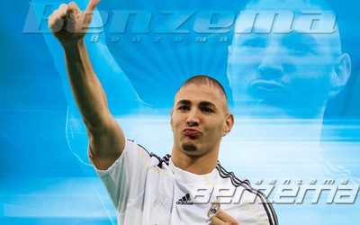 乐竞体育动态-伯贝任意球诡异弧线得分